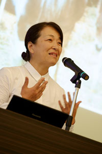 小菅 江美 氏