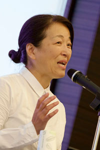 小菅 江美 氏